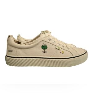 Cariuma Canvas Sneakers with Embroidery